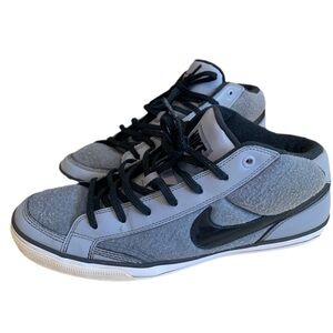 Nike Capri II Mid Top sneakers in grey with black accents-Men’s